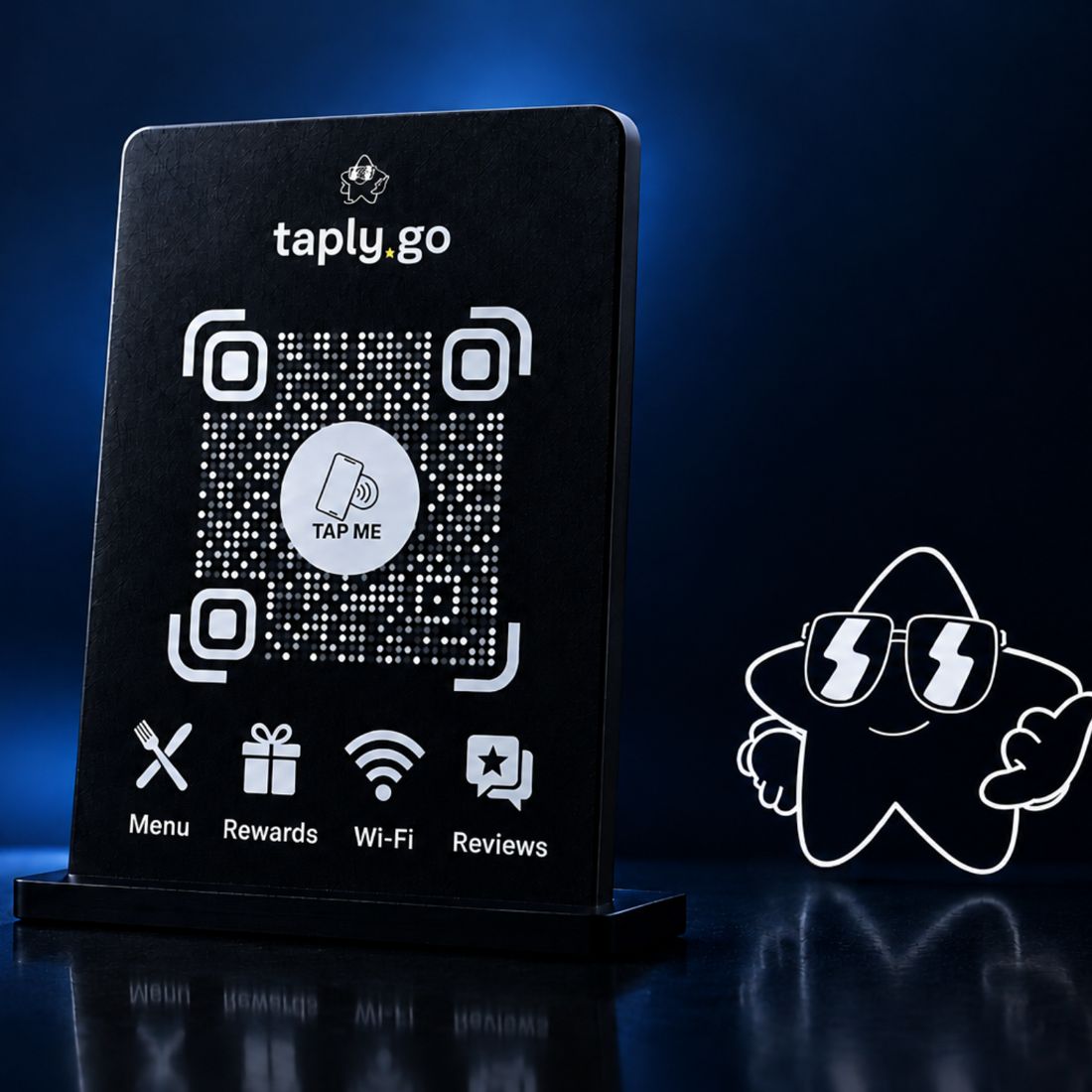 Stand negro de taply.go con su código QR, el círculo para acercar el celular y la mascota a un lado
